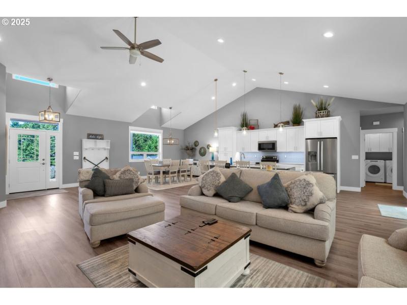 Living Room/Entrance