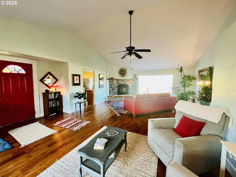 Living Room/Entrance