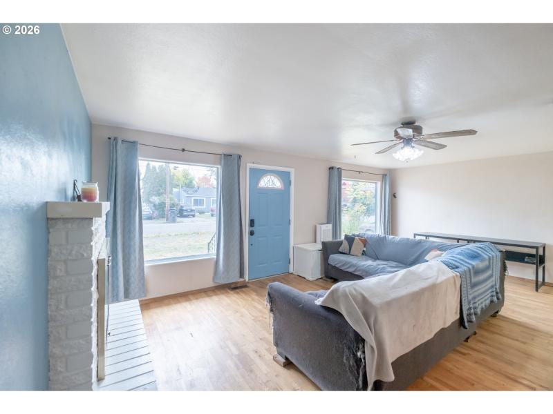 Living Room/Entrance