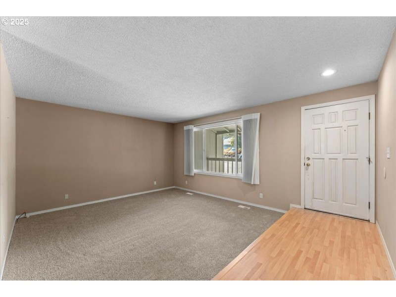 Living Room/Entrance