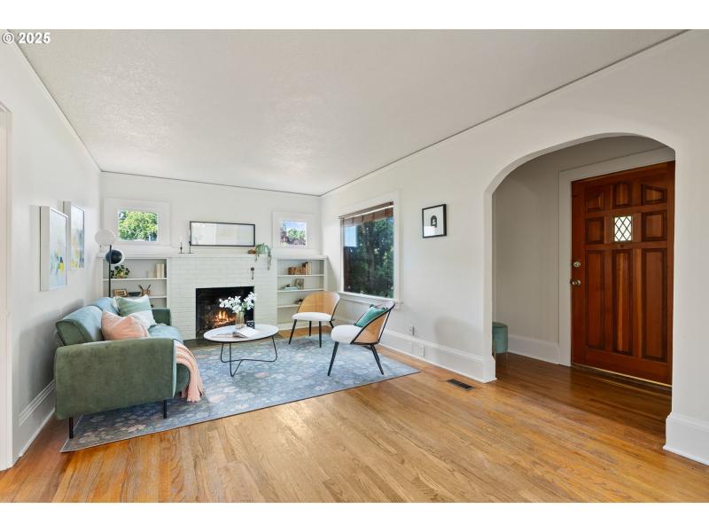 Living Room/Entrance