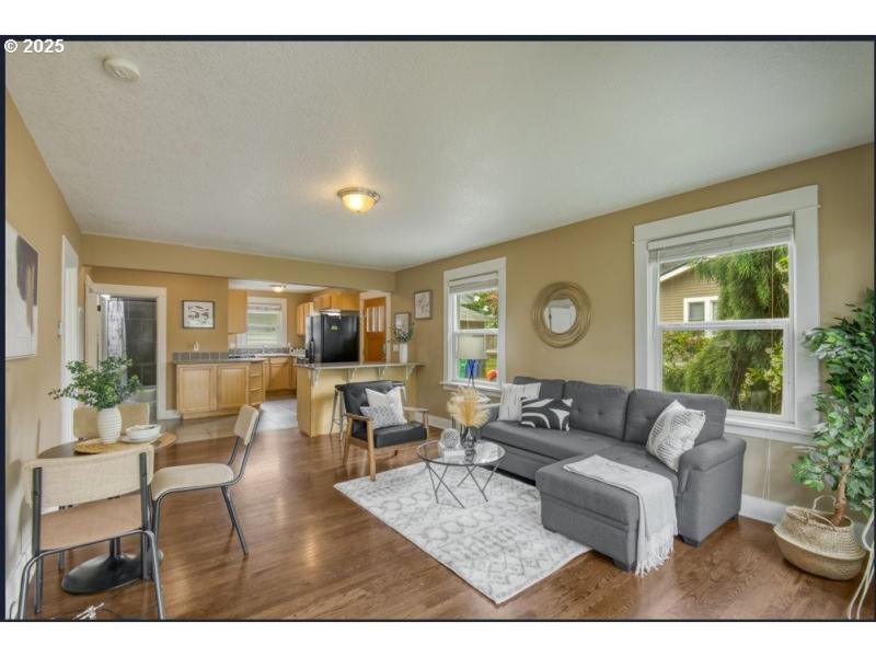 Living Room/Entrance