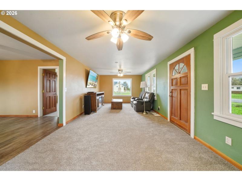 Living Room/Entrance