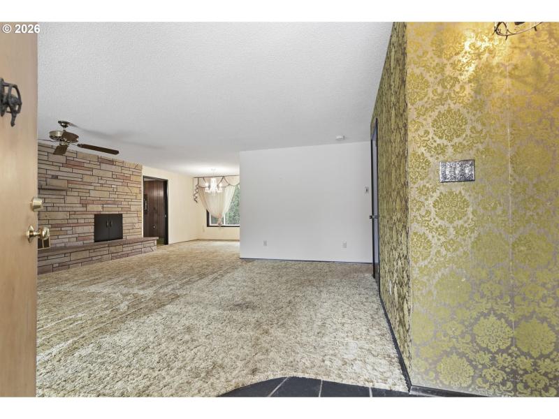 Living Room/Entrance