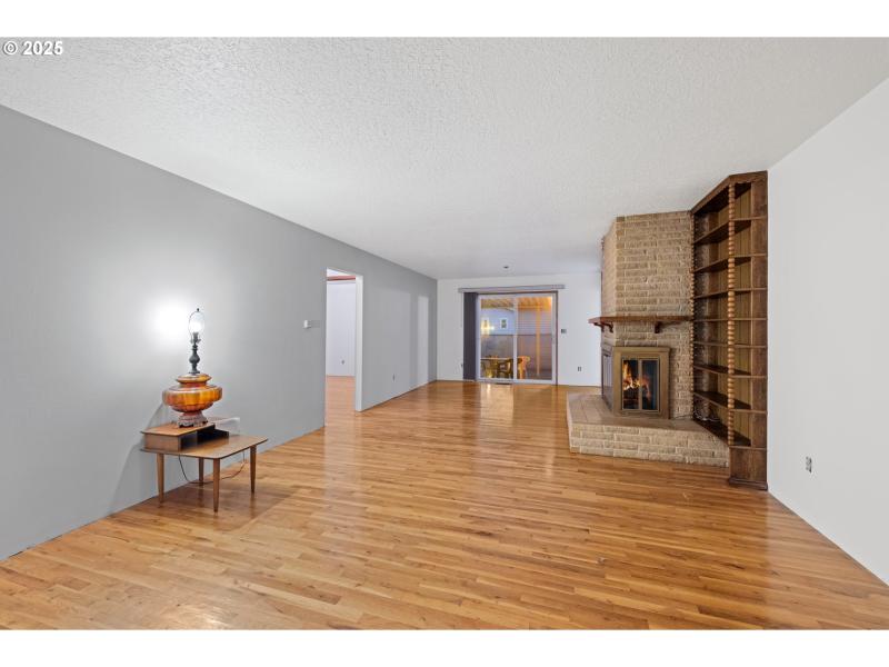 Living Room/Entrance