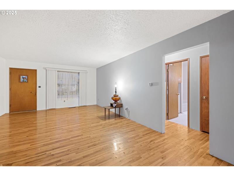 Living Room/Entrance