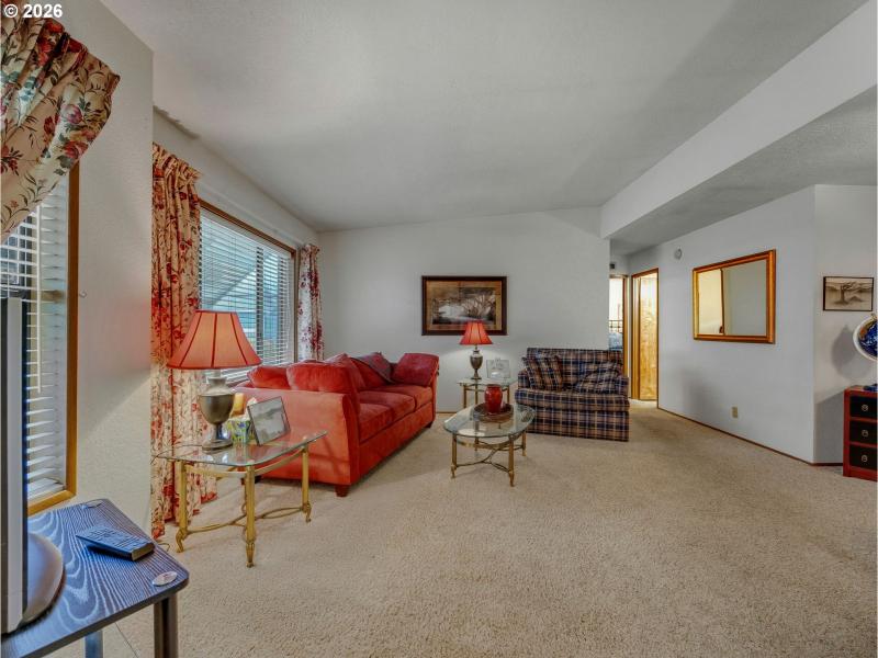 Living Room/Entrance