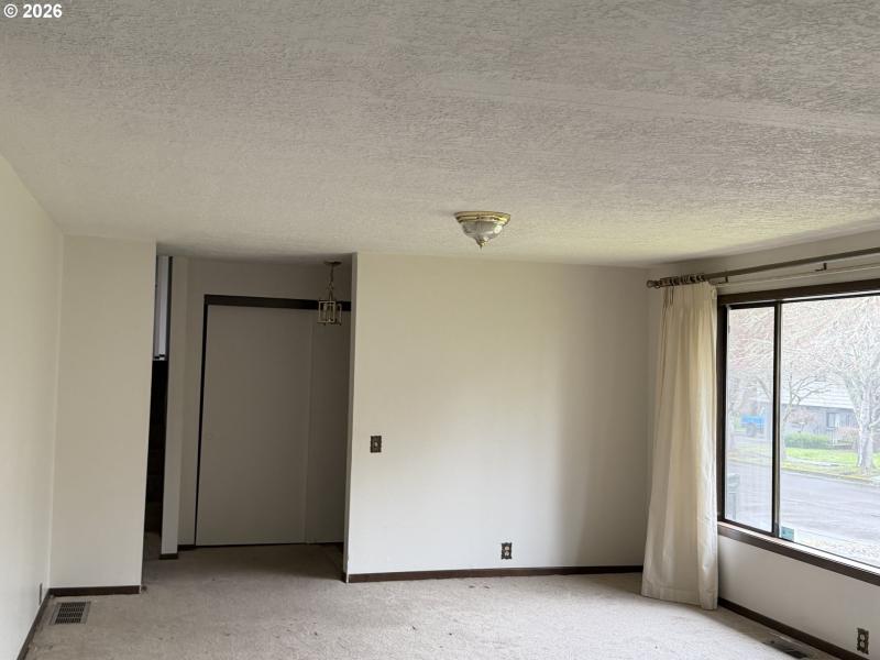 Living Room/Entrance