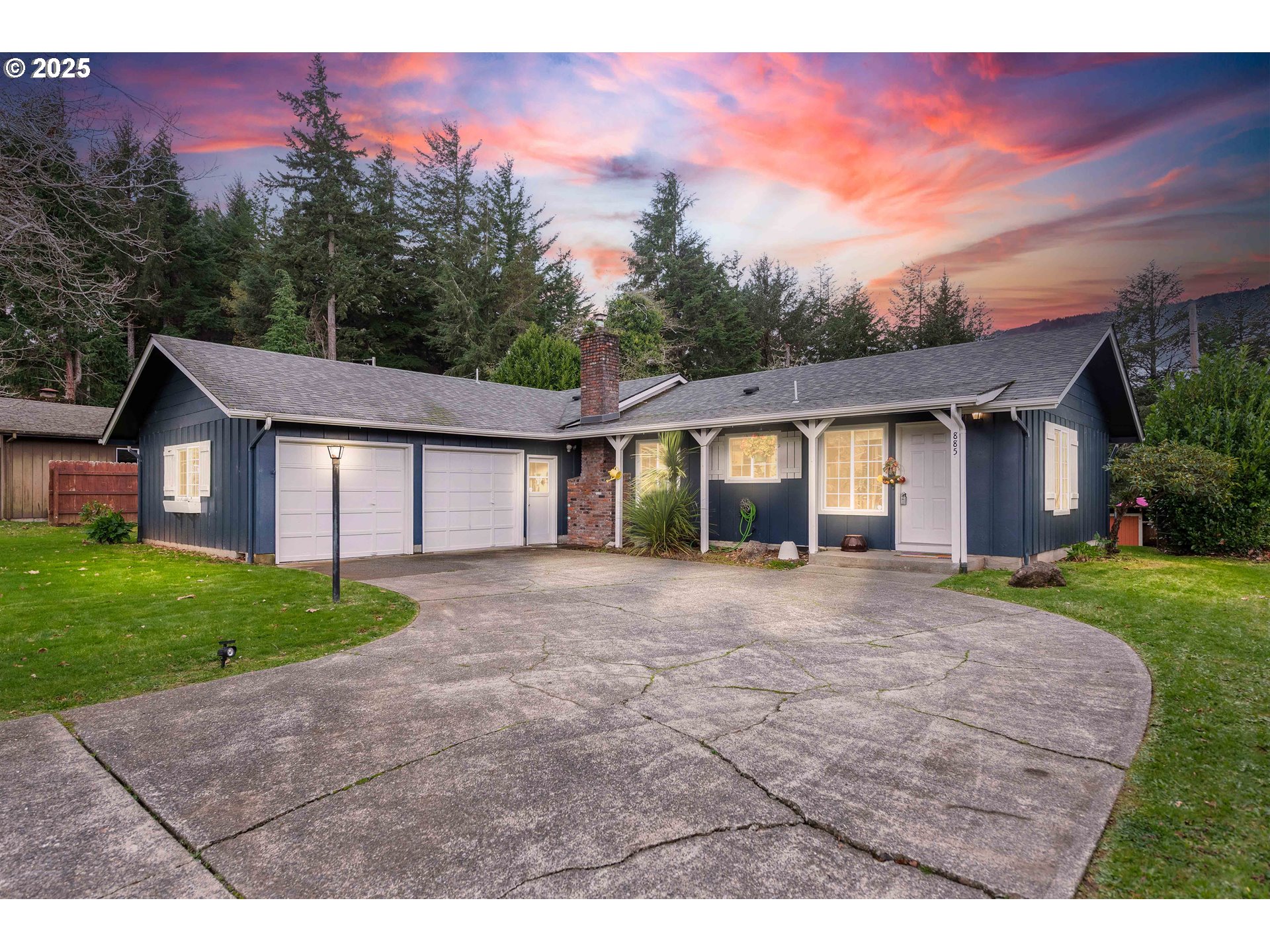 885 OAKWAY DR, CoosBay, OR 97420