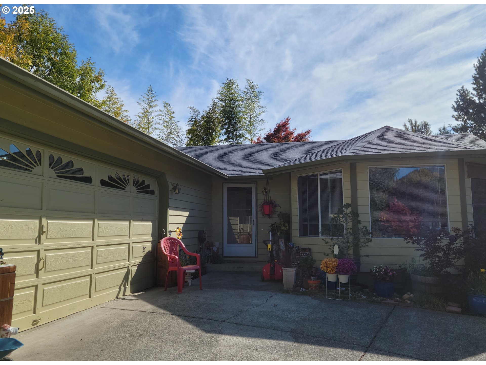 1523 THOMPSON WAY, GrantsPass, OR 97526