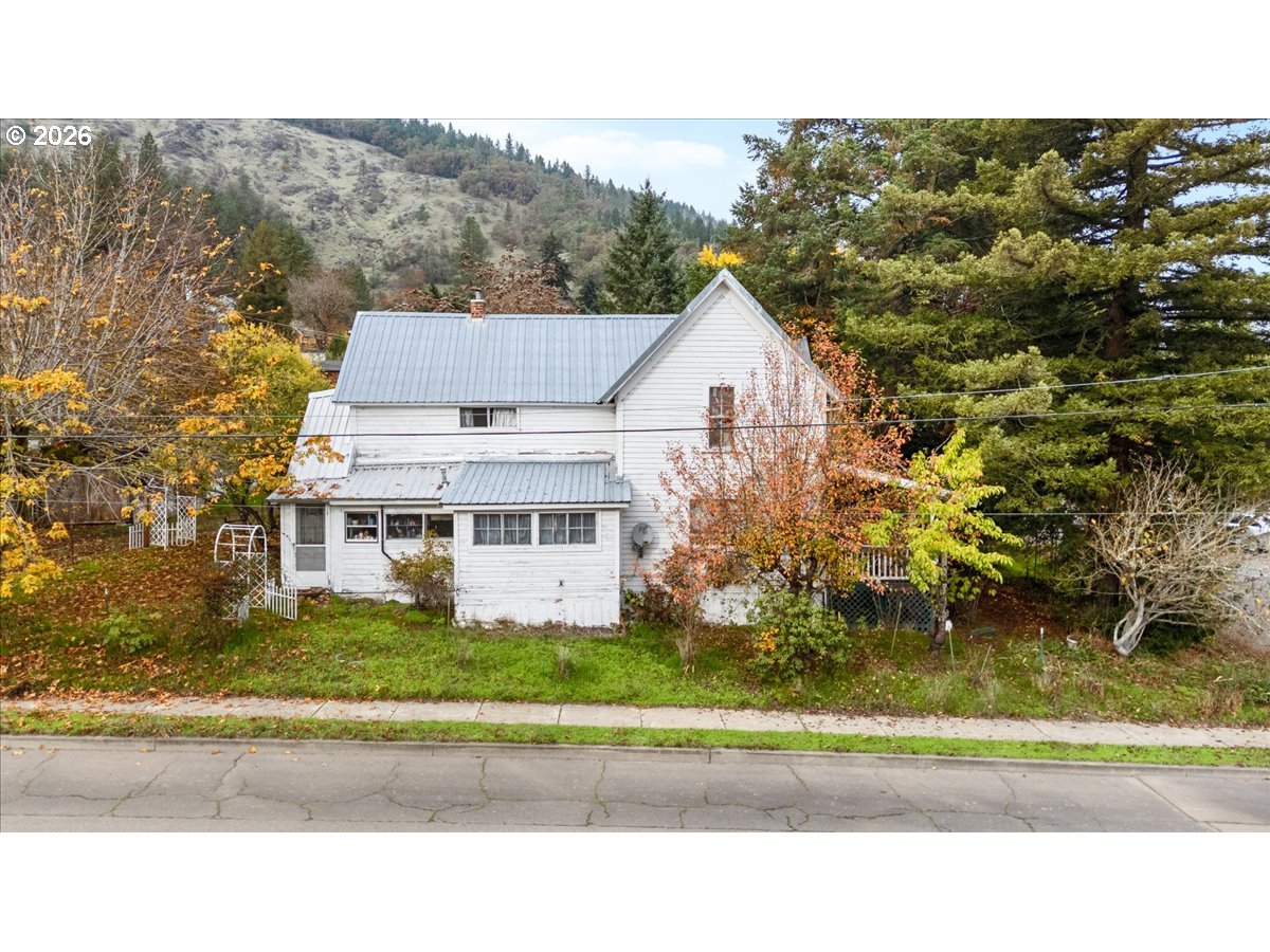 606 NICHOL AVE, MyrtleCreek, OR 97457