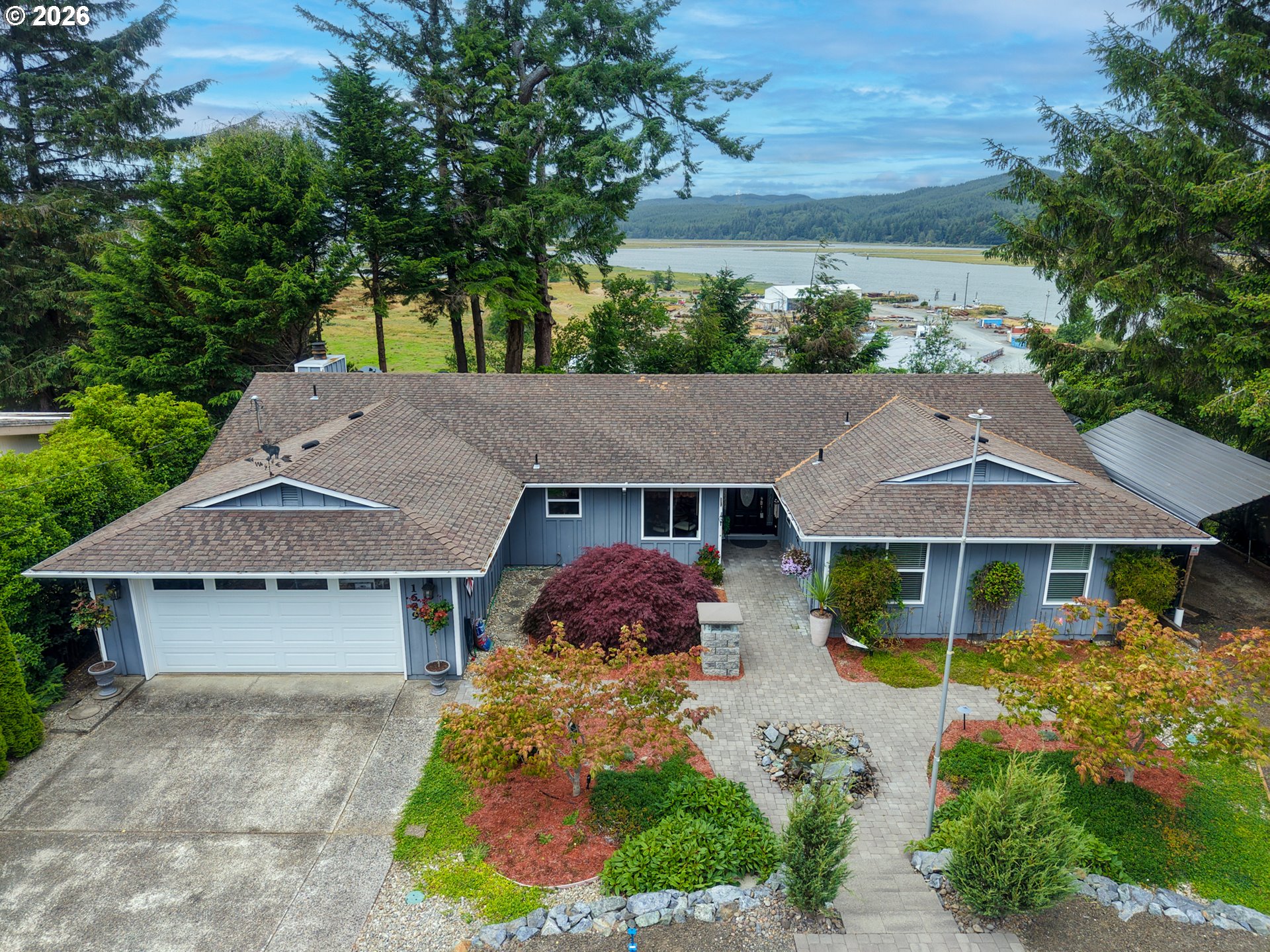 1689 APPLEWOOD DR, CoosBay, OR 97420