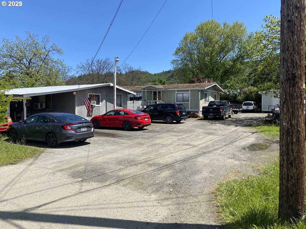 1110 OLD PACIFIC HWY, MyrtleCreek, OR 97457