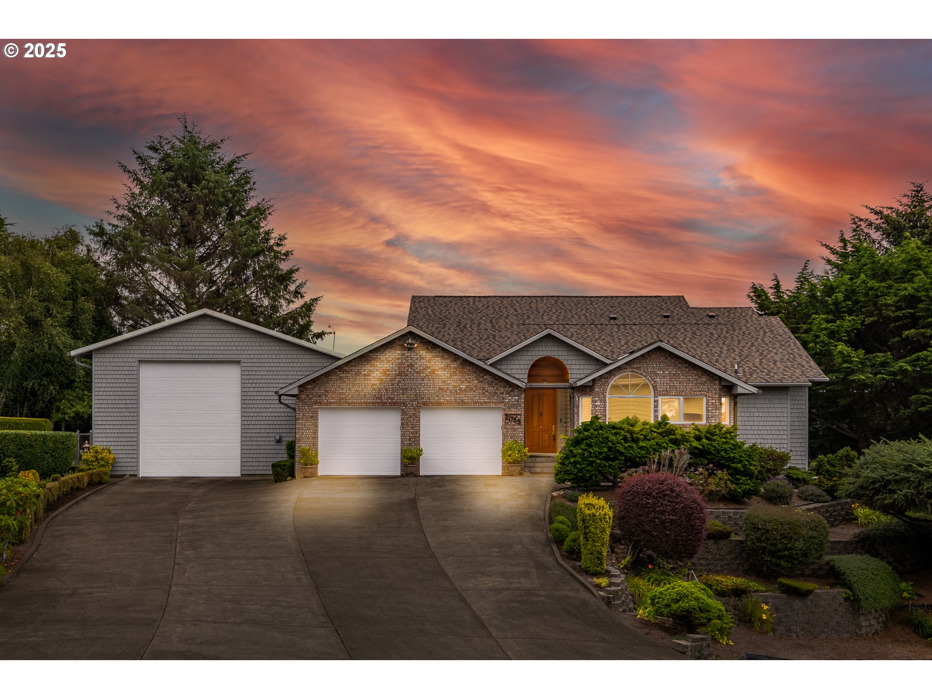1055 ESTATE DR, SealRock, OR 97376