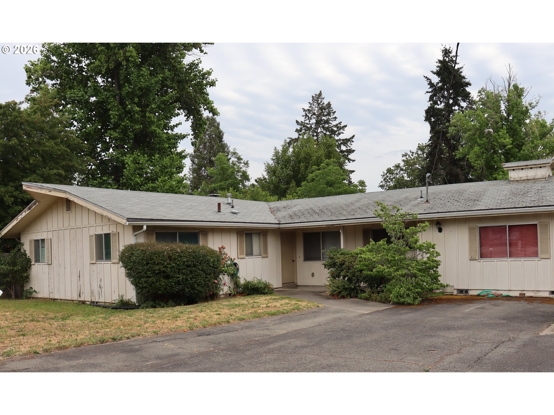711 ROGUE RIVER AVE, GrantsPass, OR 97526