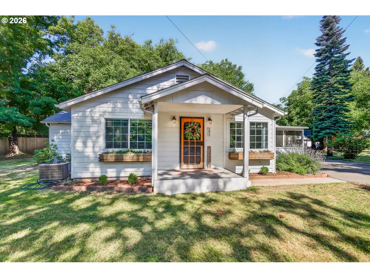 295 EVANS CREEK RD, RogueRiver, OR 97537