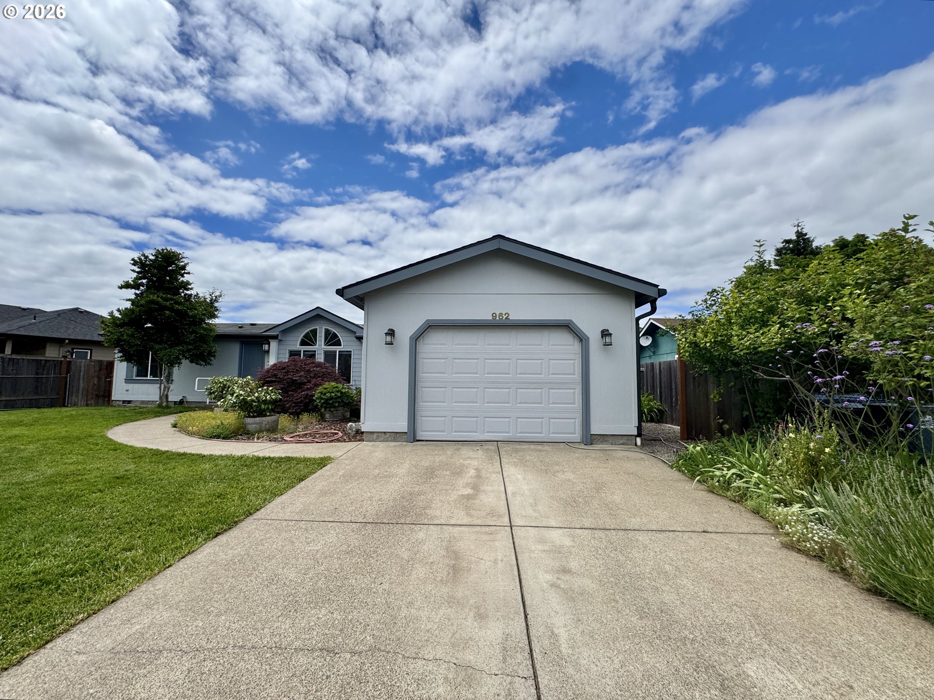962 Rainbow DR, Springfield, OR 97477