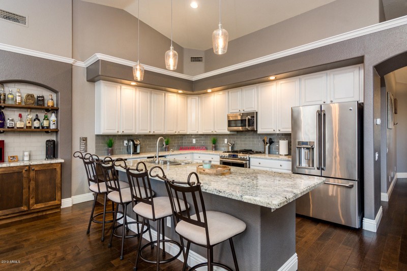Kitchen and Breakfast Bar