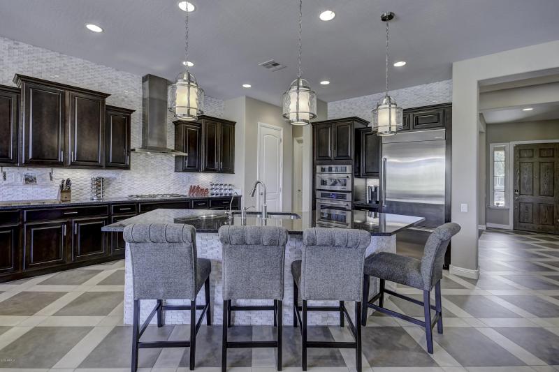Kitchen with Breakfast Bar