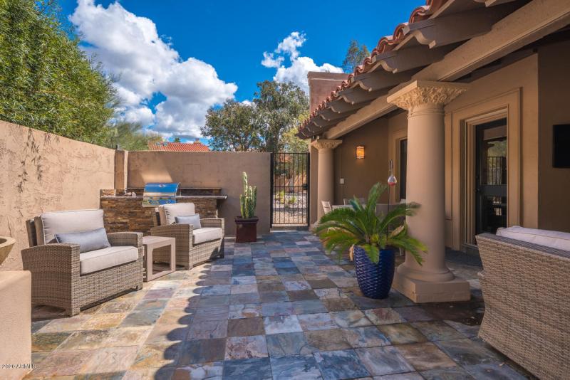 Back Yard : Built in BBQ