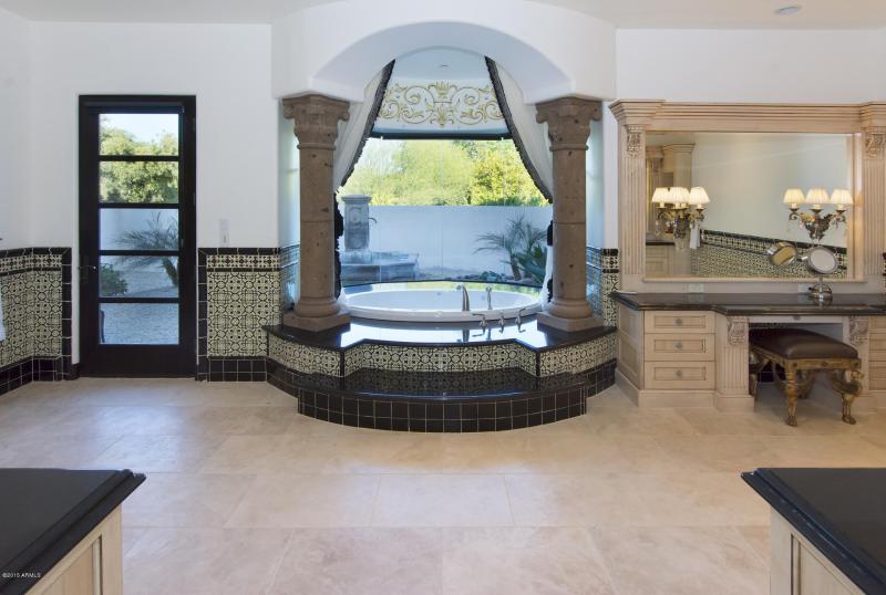 MASTER BATHTUB W/CANTERA COLUMNS