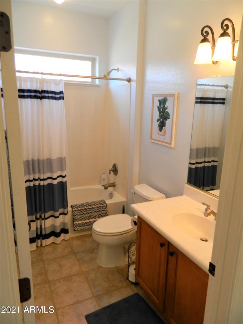 CB SOLA GUEST BATHERROM (2)