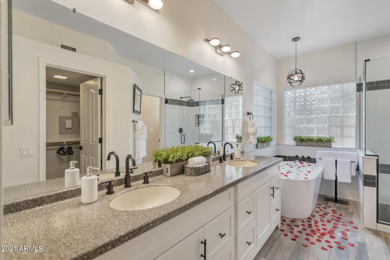 Master En-Suite Bathroom