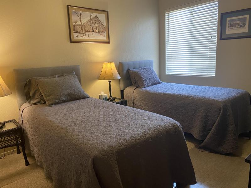 2nd Bedroom with Twin Beds