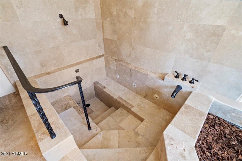 51-Bedroom 2 Bathroom Tub