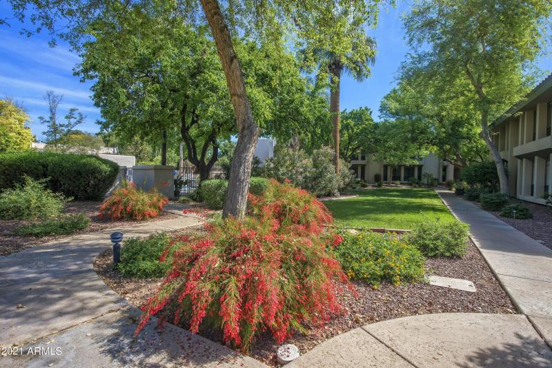 003_Beautiful Manicured Grounds