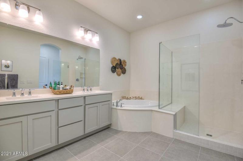 Master Bath-Garden Tub