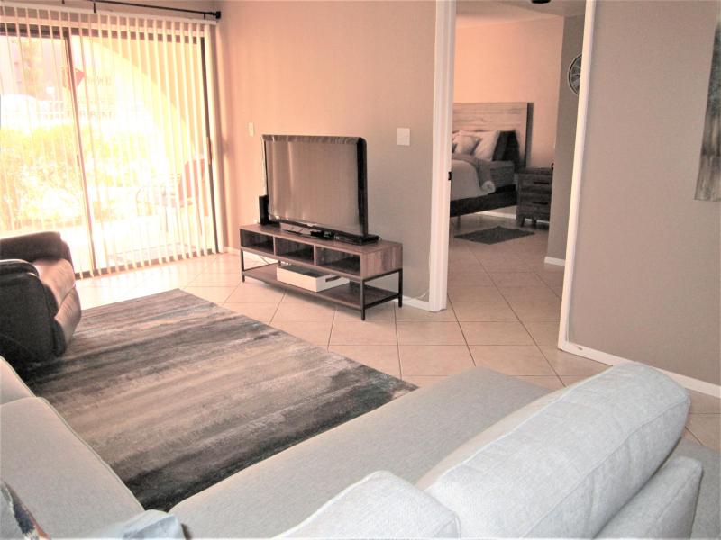 B11 U116 ENTRY TO BEDROOM