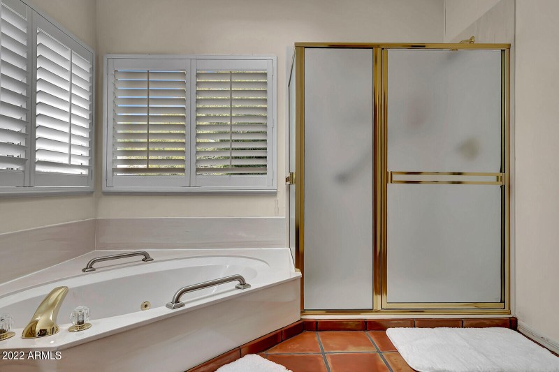 Walk In Shower & Jet Tub