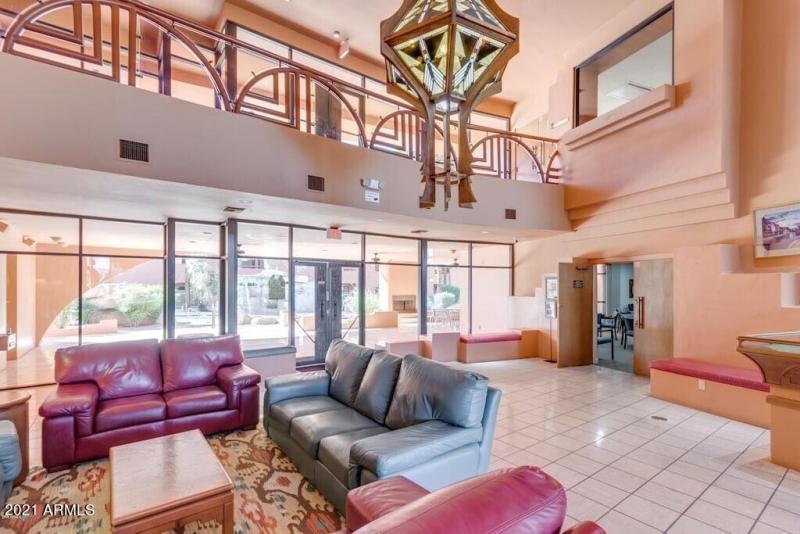 12 125 CLUBHOUSE INTERIOR