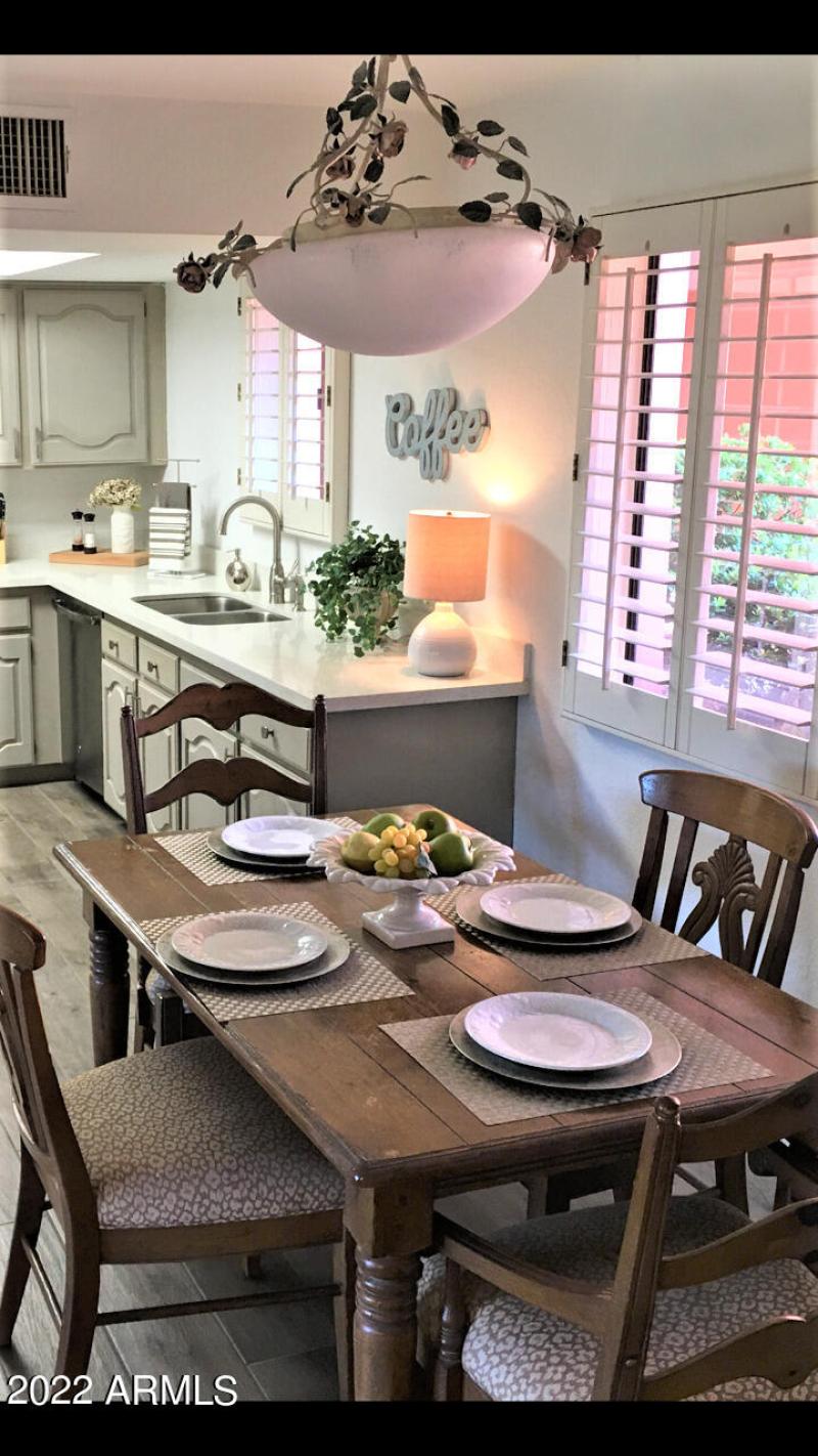 12 125 CHARMING DINING AREA