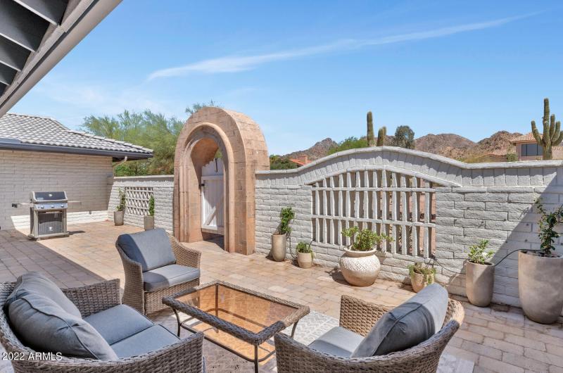 3411 E Valley Vista Ln-large-008-008-341