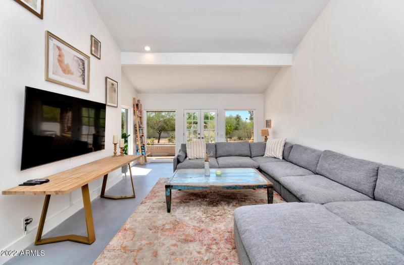 3411 E Valley Vista Ln-large-019-011-341