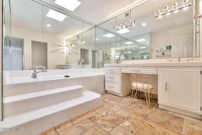 3411 E Valley Vista Ln-large-024-036-341