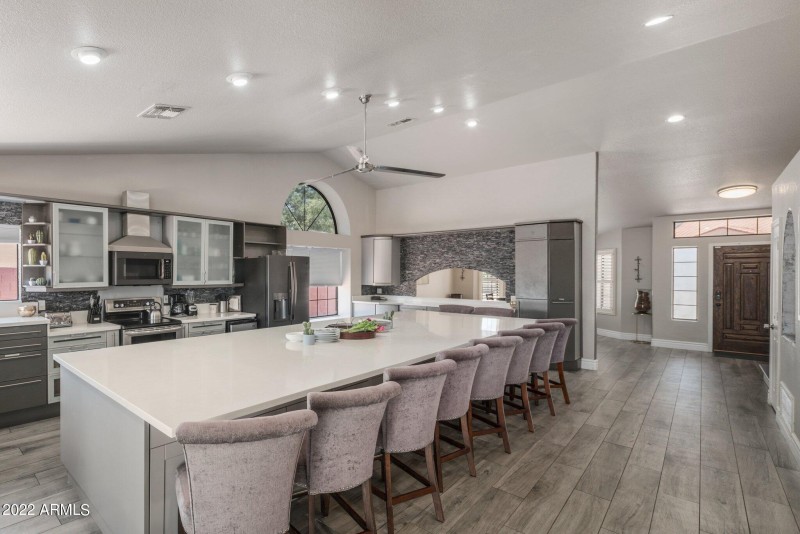 Extra Large Eat-In Kitchen