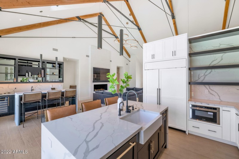 4216 E Hazelwood St-large-017-042-4216 E