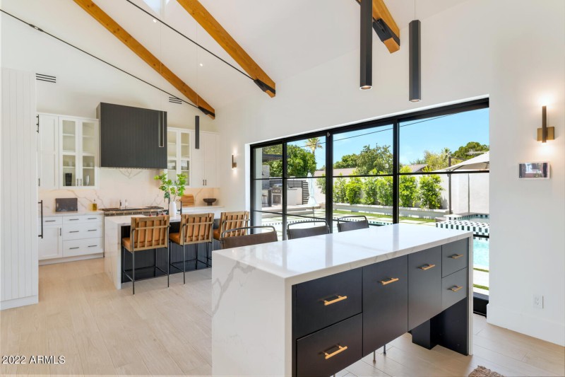 4216 E Hazelwood St-large-020-047-4216 E