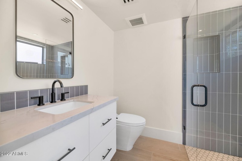 4216 E Hazelwood St-large-036-030-4216 E