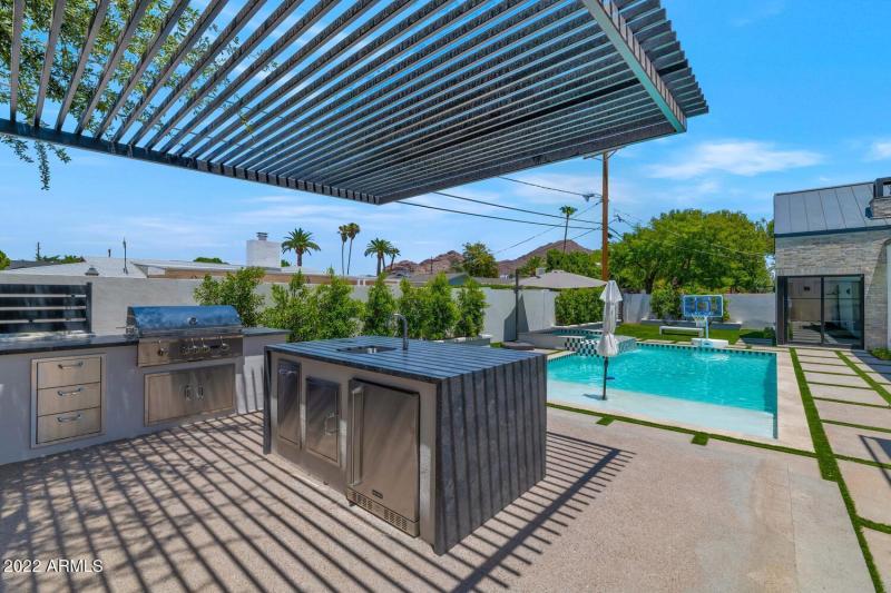 4216 E Hazelwood St-large-044-041-4216 E