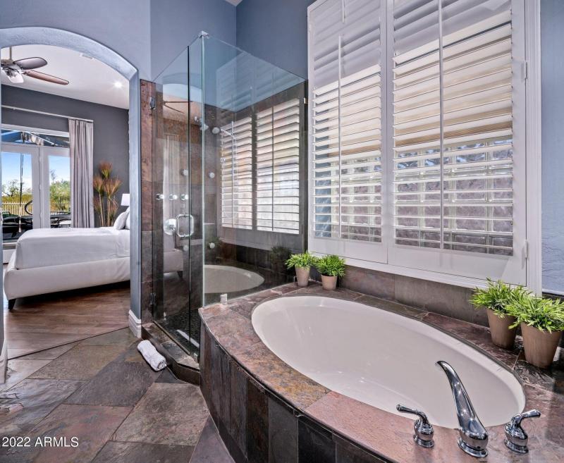 Master bathroom Tub