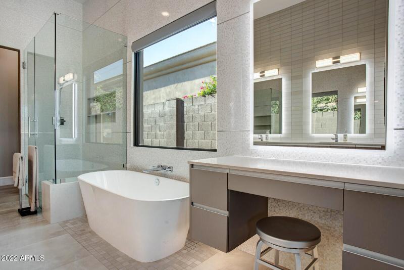 52_19823_N_83rd_Pl__52_mls