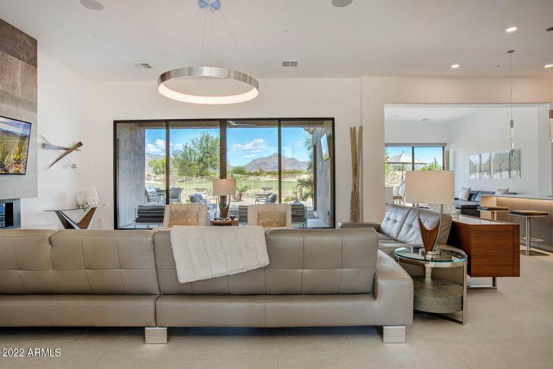 08_19823_N_83rd_Pl__09_mls