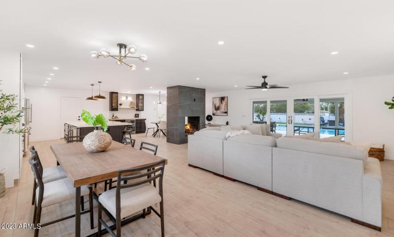 5311 N Woodmere Fairway-large-010-028-53