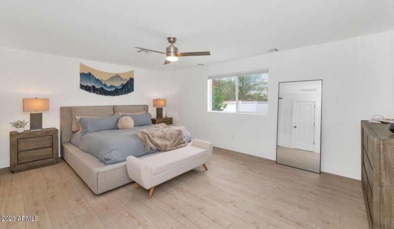 5311 N Woodmere Fairway-large-018-015-53