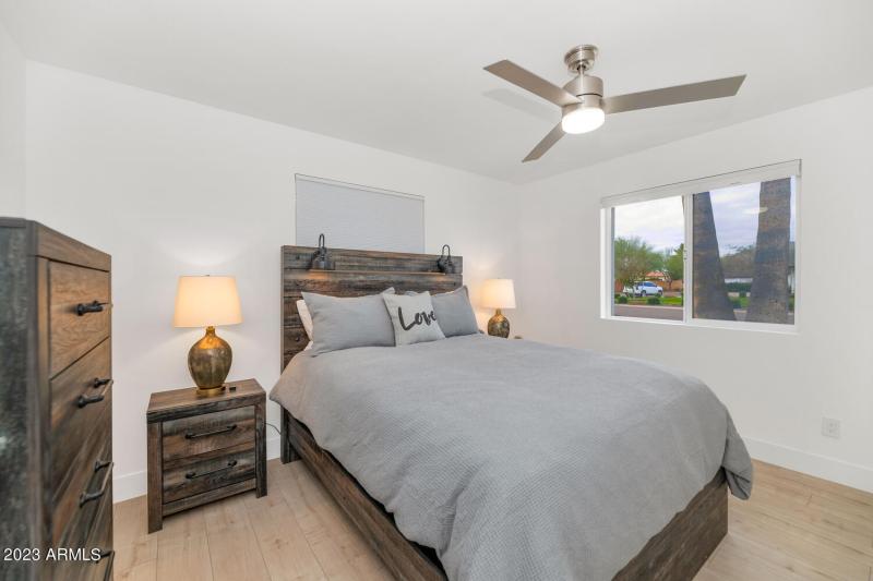 5311 N Woodmere Fairway-large-022-035-53