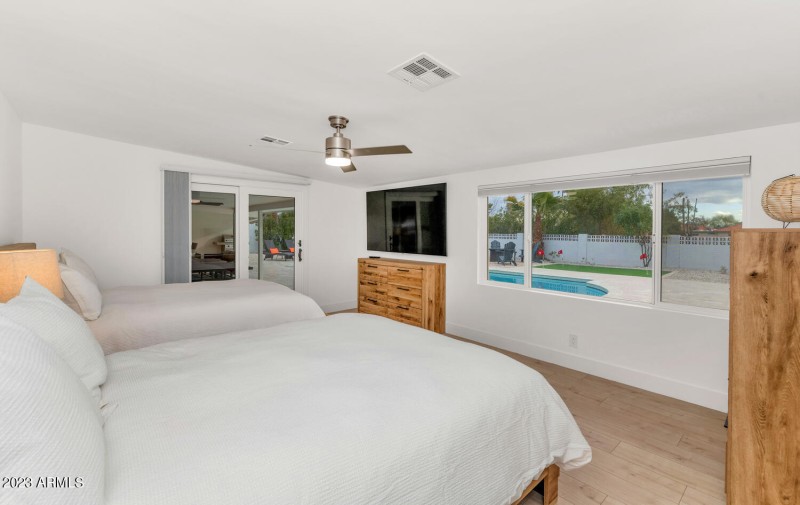 5311 N Woodmere Fairway-large-028-032-53